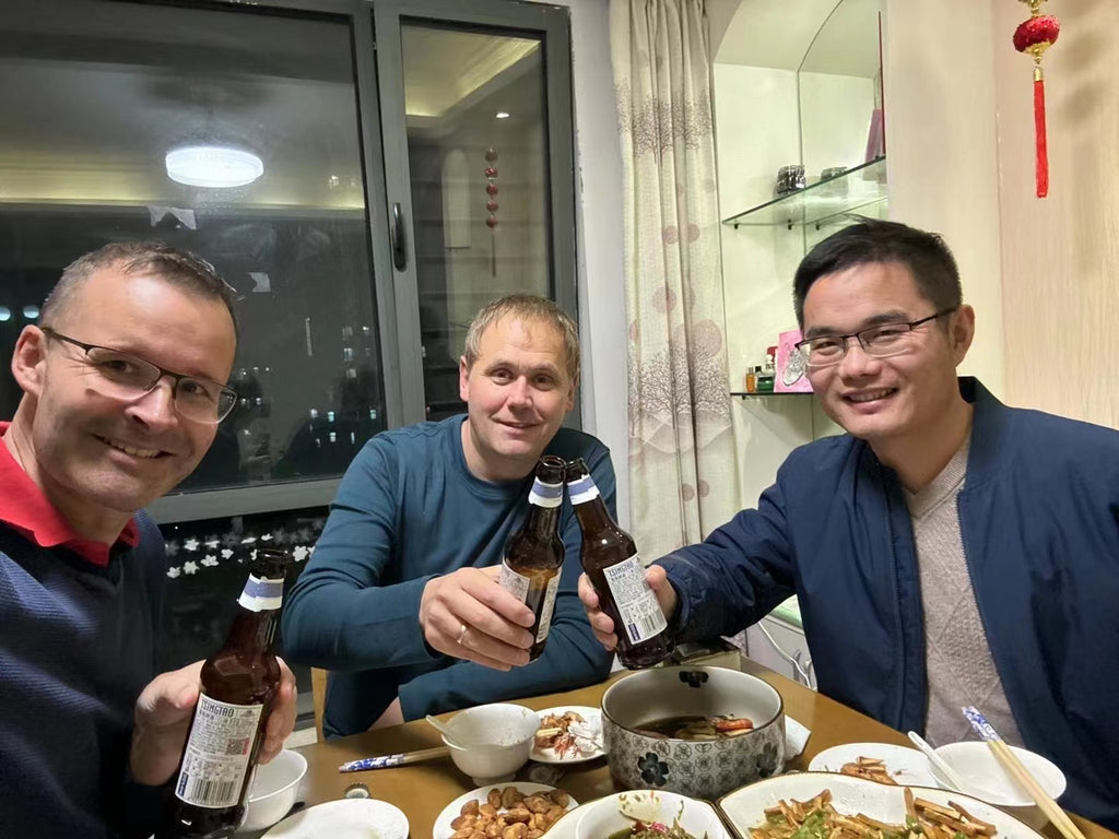Den schönen Abend mit alten Freunden teilen